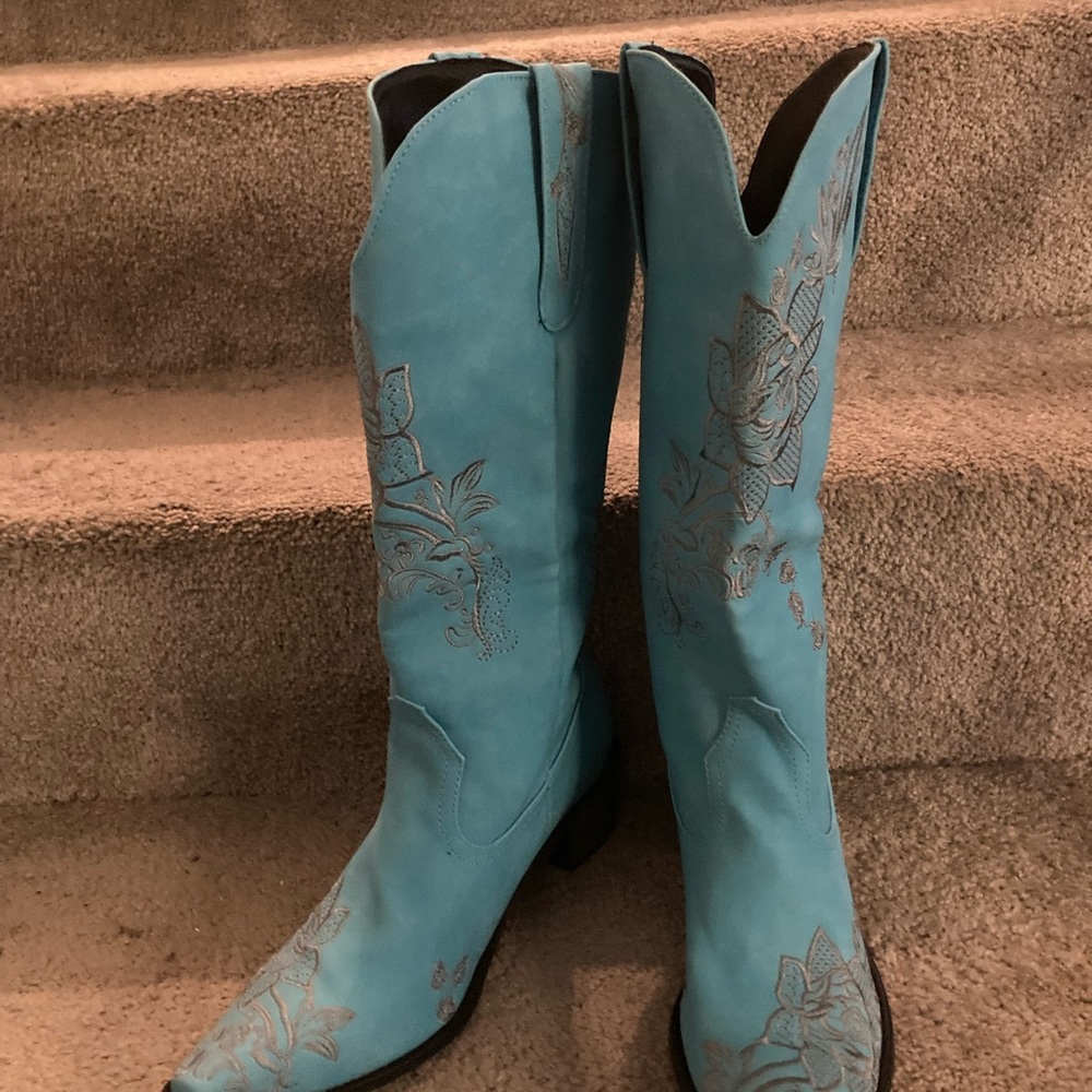 Embroidered cowboy boots NWOB